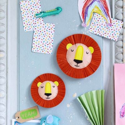 Prima Make Your Own Felt Lion Wall Hangings image number 4