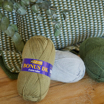 Bonus DK: Olive Green Yarn 100g image number 3