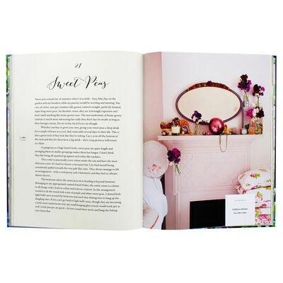 Flourish: Stunning arrangements with flowers and foliage image number 2