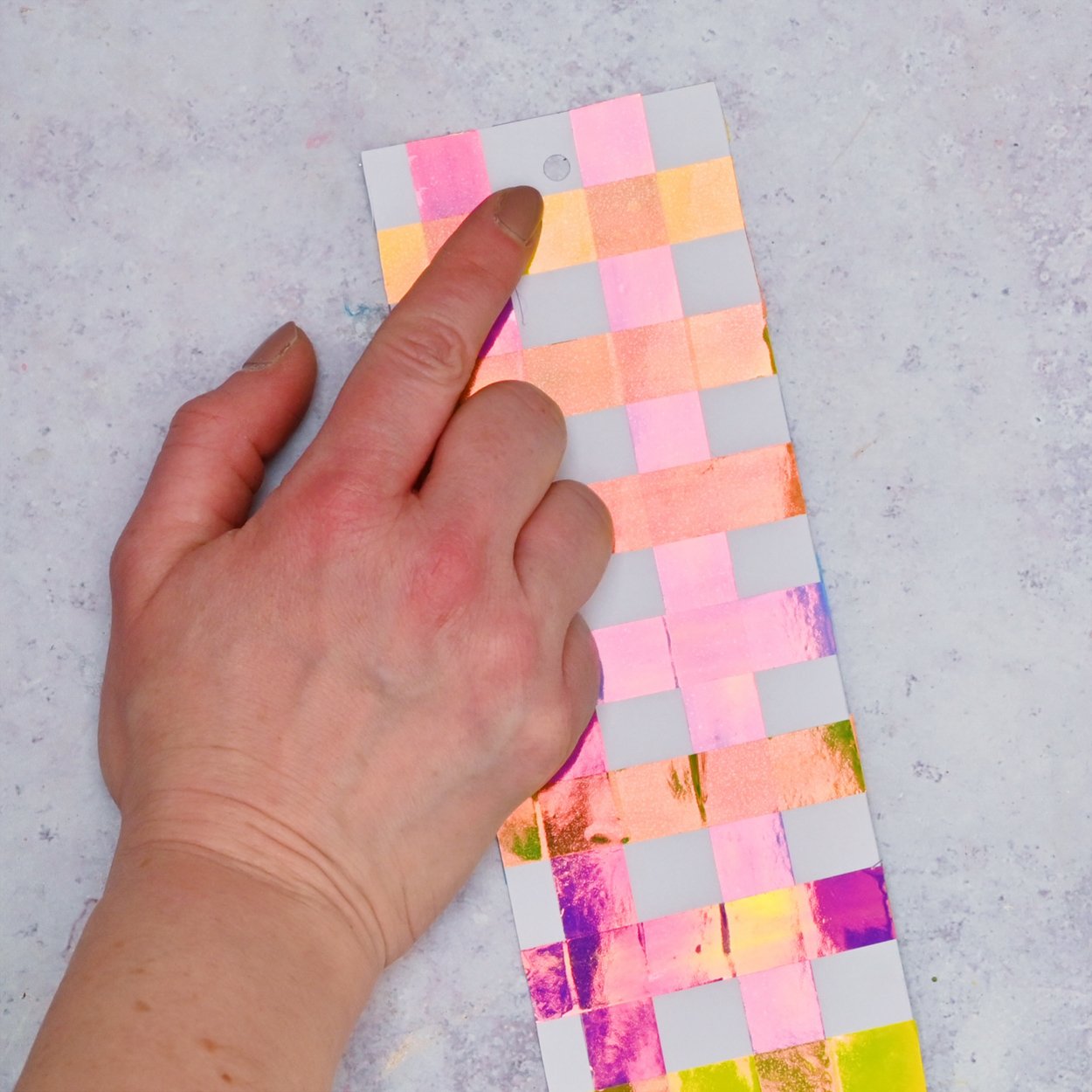 Washi Tape Bookmark White card with washi tape in check pattern.